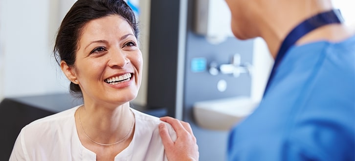 Mujer en el consultorio médico​​ 