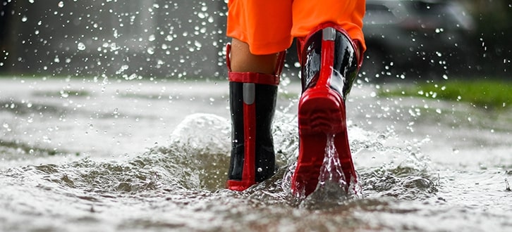 una persona al aire libre con mal clima​​  