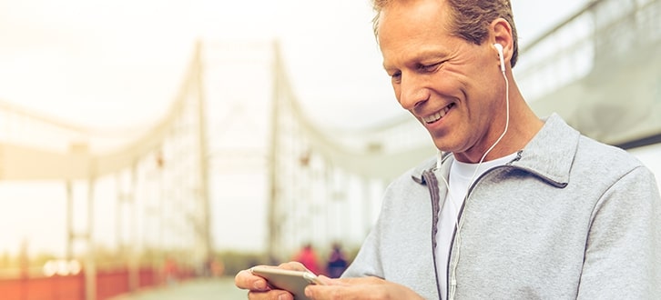 un hombre al aire libre hablando por su teléfono celular​​  