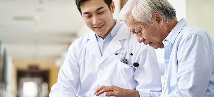 Médico amable hablando con un paciente​​ 