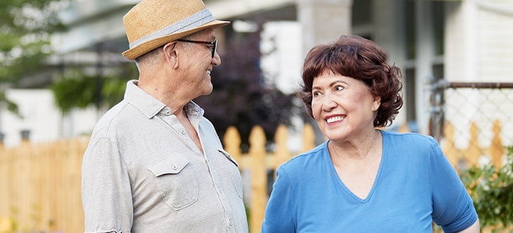 Una pareja en el jardín de su casa​​  