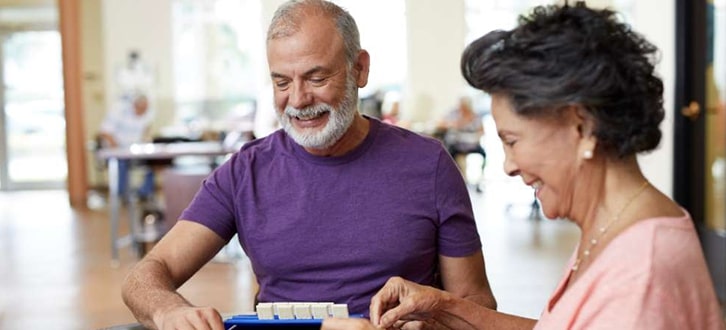 Una pareja en casa revisando sus medicamentos de CenterWell Pharmacy​​ 