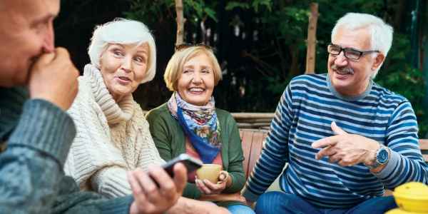 Personas mayores socializando al aire libre​​ 