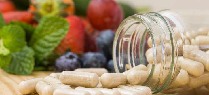 Medicamentos derramándose de un frasco​​ 