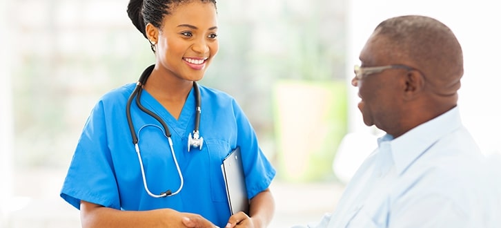 médico hablando con un paciente​​ 