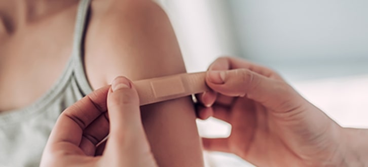 Mujer que acaba de vacunarse contra la gripe​​  