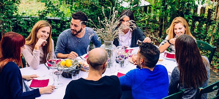 grupo de personas comiendo al aire libre​​ 