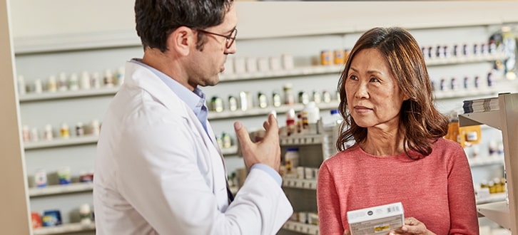 Farmacéutico hablando con paciente​​ 
