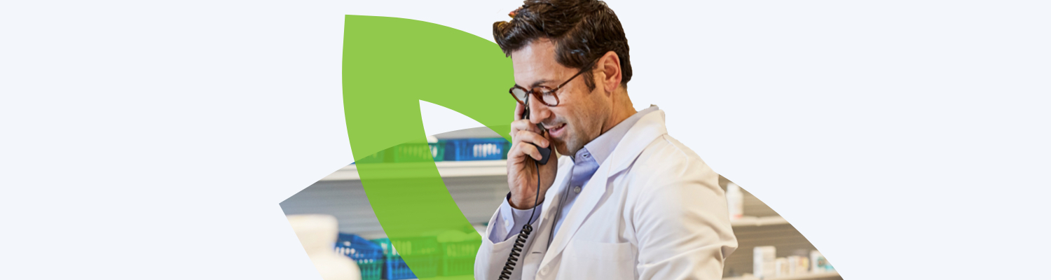 farmacéutico hablando por teléfono​​ 