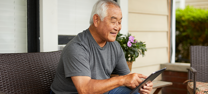 hombre mirando una tablet​​ 