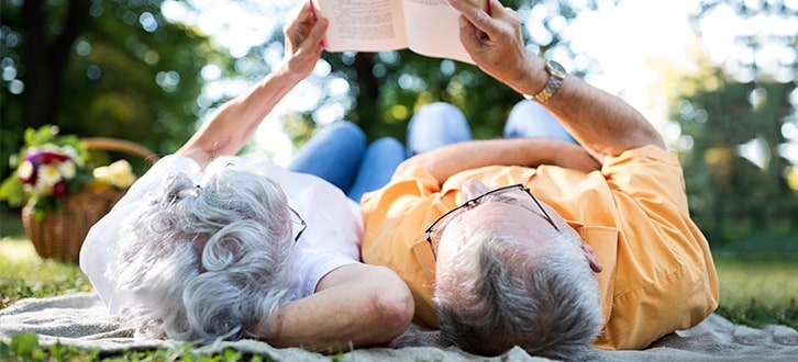 Pareja leyendo un libro​​ 
