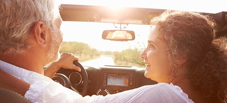 pareja de personas mayores disfrutando de un paseo de verano​​ 