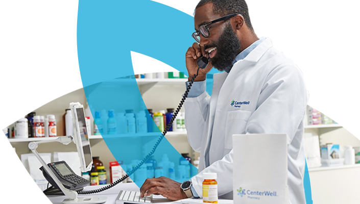 Farmacéutico hablando por teléfono​​ 