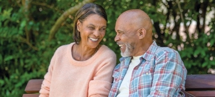 Pareja en un banco​​ 