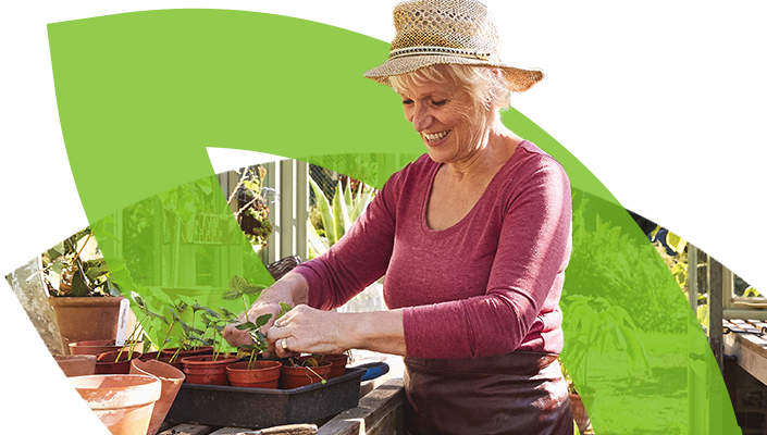 Mujer haciendo trabajos de jardinería​​ 
